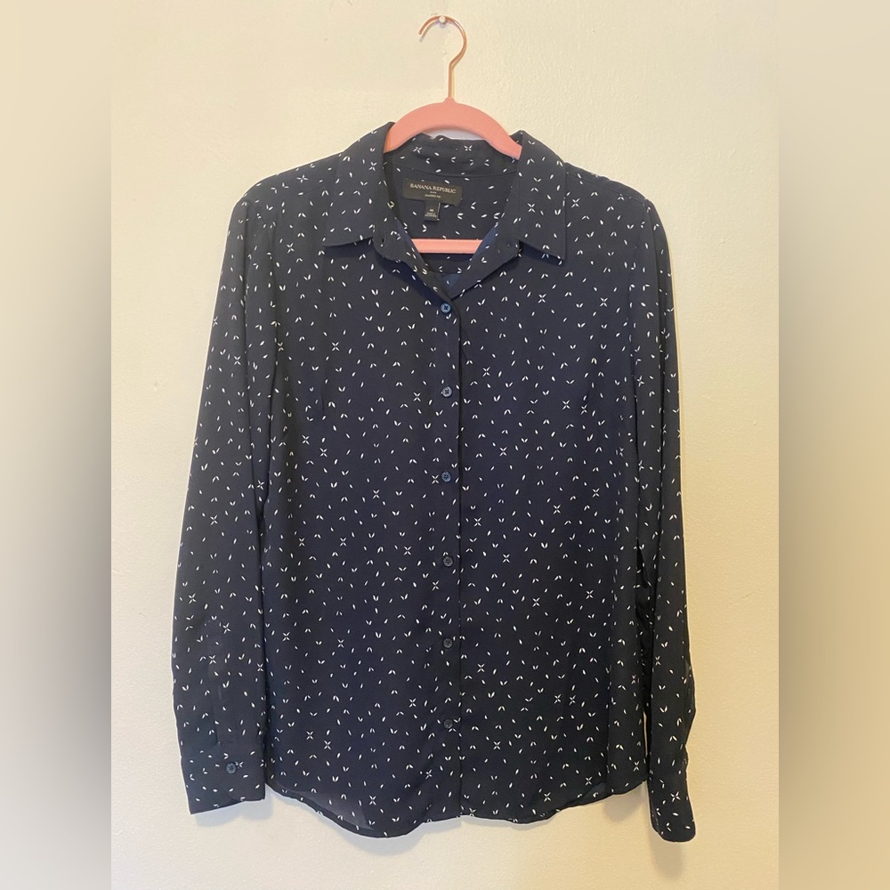 Navy/White patterned Banana Republic Button Down Blouse